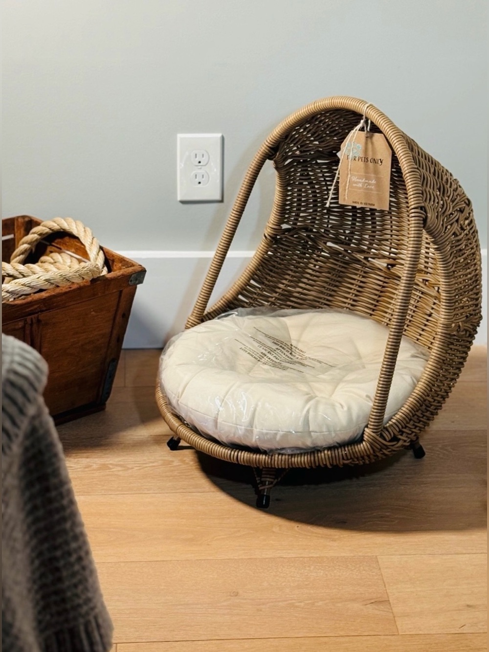 Wicker Pet Bed with Cream Cushion - Picture 3 of 4
